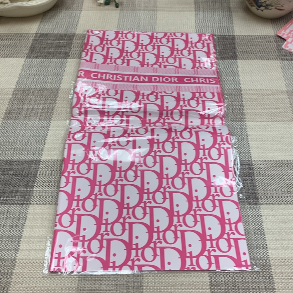 20 Sheets Dior Hot Pink/White
Flower Water Proof Flower Wrap
22"X22"